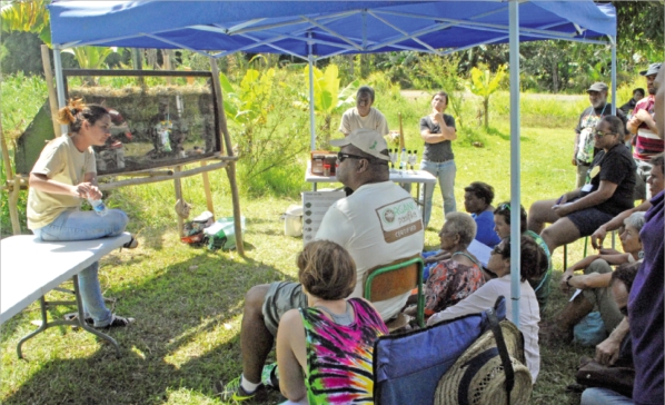 Les ateliers organisés toute la semaine à Do Néva ont rassemblé des participants de Polynésie, de Wallis, de Fidji, des Salomon ou du Vanuatu. Ici, devant un modèle de butte permanente.