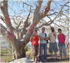 Maéva Bochin, Mathieu Venon, Mathieu Tardy et Marie Claudel  (de gauche à droite) ont conduit les visiteurs sur ce « chemin  de curiosité ».