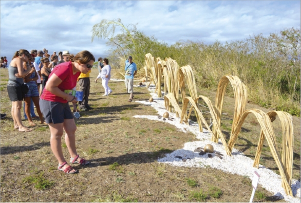 L'œuvre des élèves de CM1-CM2 de l'école Notre-Dame est une création originale, réalisée avec des lamelles de bambou formant des vagues géantes, et des calebasses.