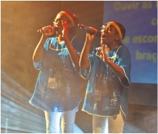 Du haut de leurs 10 et 13 ans, Andréa et Emilie-Rose ont laissé les spectateurs bouche bée, avec leur reprise du morceau Halleluia, en portugais. Ce jeune duo très prometteur de Rivière-Salée s'est également hissé à la deuxième place.