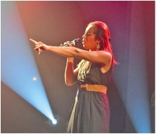 Listen, le titre de la chanson de Beyoncé choisie par Indhira était prémonitoire. En effet, habillée sur son trente et un, la jeune femme en a mis plein les oreilles, le temps d'une superbe performance qui lui a valu d'offrir la première victoire à Païta 