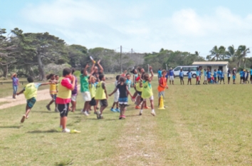 « L'événement est l'aboutissement du travail que l'équipe de Jeunesse et sports d'Ouvéa a mené tout au long de l'année avec les enfants. Le but est d'encourager la pratique sportive, d'aider les instituteurs à mener des séances de football et de volley-ba