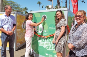 Une nouvelle poubelle, ça se fête ! La mairie a profité de ce jeudi du centre-ville et de la semaine de réduction des déchets pour inaugurer, avec ses partenaires, la borne de collecte de verre installée place des Cocotiers. On peut y déposer bouteilles, 