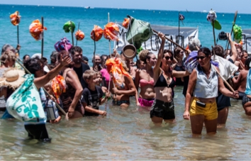 Nouméa, le 29 novembre. A l'appel du Collectif calédonien climat (CCC), avec leur  balluchon symbolique, des citoyens se jettent à l'eau pour le climat.
