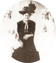 La photo de famille autour de Léon (à gauche) et de sa seconde épouse remonterait à 1921.