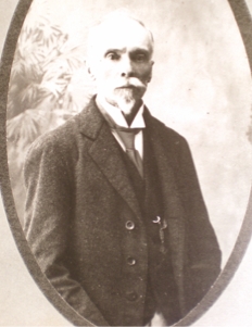 Léon Lucas sur ses vieux jours. L'ancien bagnard devenu clerc de notaire puis propriétaire foncier avait été élu maire de Dumbéa en 1914. Une saga patiemment reconstituée par sa petite-fille, Evelyne Henriot, institutrice en retraite.