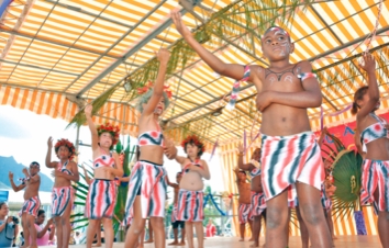 Les élèves de la classe de CE1 de maître Patrick ont emmené le public faire un petit tour au pays des Maoris en dansant sur l'air d'Aotearoa du trio Pehe. Ambiance assurée.