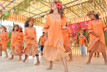 Les élèves de CE2/CM1 de maîtresse Marie-Thérèse ont fait vibrer les planches et ont enthousiasmé le public en dansant sur un air de musique locale Mme Malo. Le spectacle de la matinée s'est terminé par le chant Les enfants de la Terre, interprété, dans l