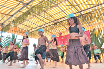 Les enfants ont présenté toute la matinée des danses, des chants et des poèmes en présence de nombreux parents. Les élèves de la classe de CP de maîtresse Périne ont chauffé l'ambiance en interprétant une Zumba aux rythmes endiablés. Cette matinée dansant