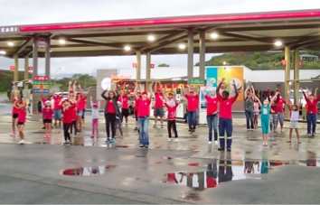Vendredi à 18 heures. Les clients de la station essence ont été très surpris de découvrir des individus vêtus de rouge se trémousser joyeusement devant les pompes. Une quarantaine de danseurs ont bravé la météo pour offrir un flash-mob. Pascale Chiara, gé