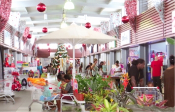 Un véritable marché de Noël s'est installé dans la galerie du centre commercial. Jusqu'au 24 décembre, une douzaine d'artisans exposent leurs œuvres et des idées cadeaux. Avec au menu des fleurs, des vêtements, des peintures… Une baleine gonflable complét