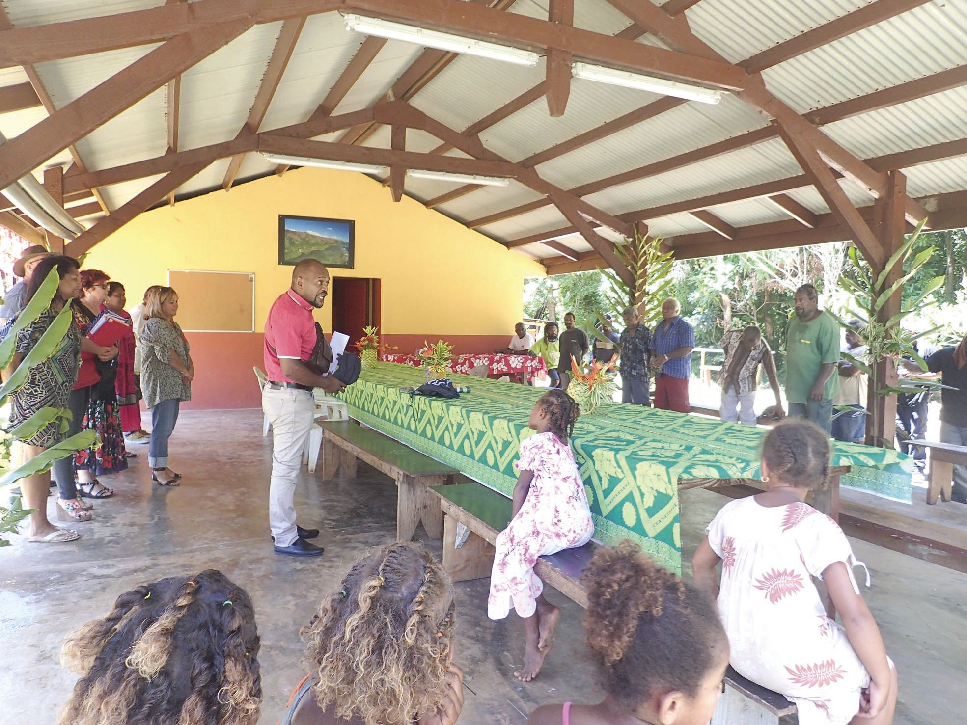 Thio, tribu de Saint-Joseph, vendredi matin. Coutumiers, élus provinciaux et communaux, et associations étaient réunis pour inaugurer la toute nouvelle cuisine et son préau, un nouvel outil et de nouvelles alternatives pour la tribu du bord de mer.