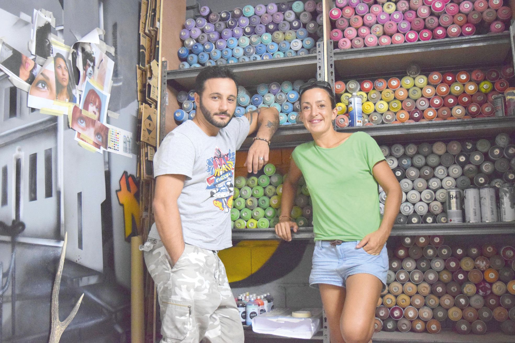 Nouméa, samedi. Kuby, graffeur et Morgane, secrétaire de l'association Paf et Kif, dans l'atelier de l'artiste. Tous deux ont monté l'association fin janvier et prévoient de nombreuses actions, comme le Paf Event, un festival de graff à envergure internat