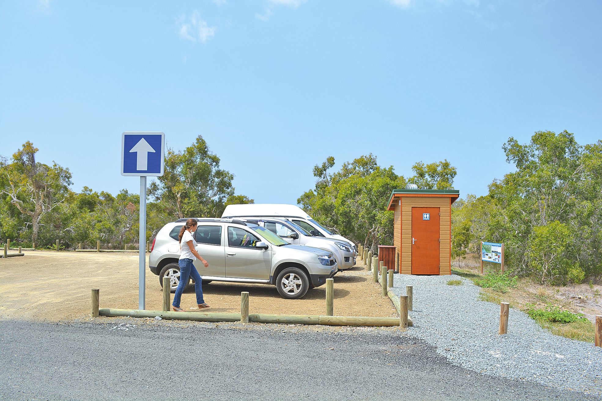 Le parking sécurisé et les toilettes sèches, un plus pour les visiteurs qui se rendent sur le domaine.