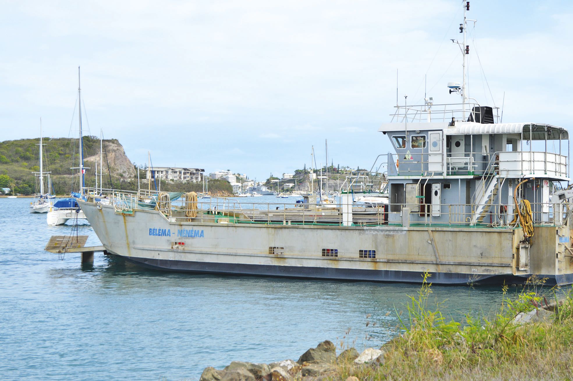 Nouméa, hier. Le Béléma Nénéma est encore en révision dans la rade de la capitale.  L'armateur espère pouvoir toucher Bélep vers la fin février ou début mars