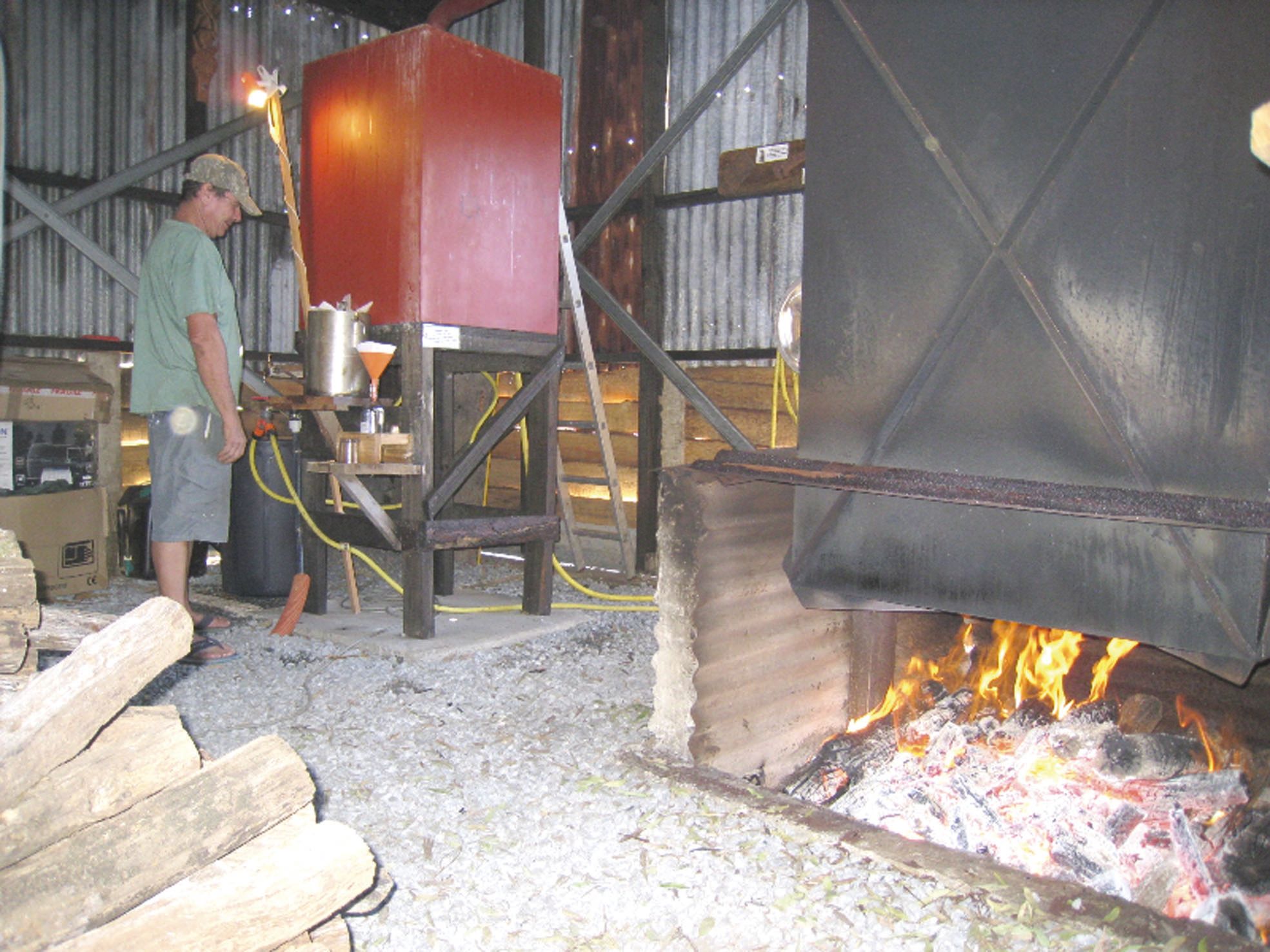 Telle une Cocotte-minute, le système de cuisson de la distillerie de Bourail permet  à la vapeur de cuire lentement les feuilles de niaouli pour en extraire l'essence.