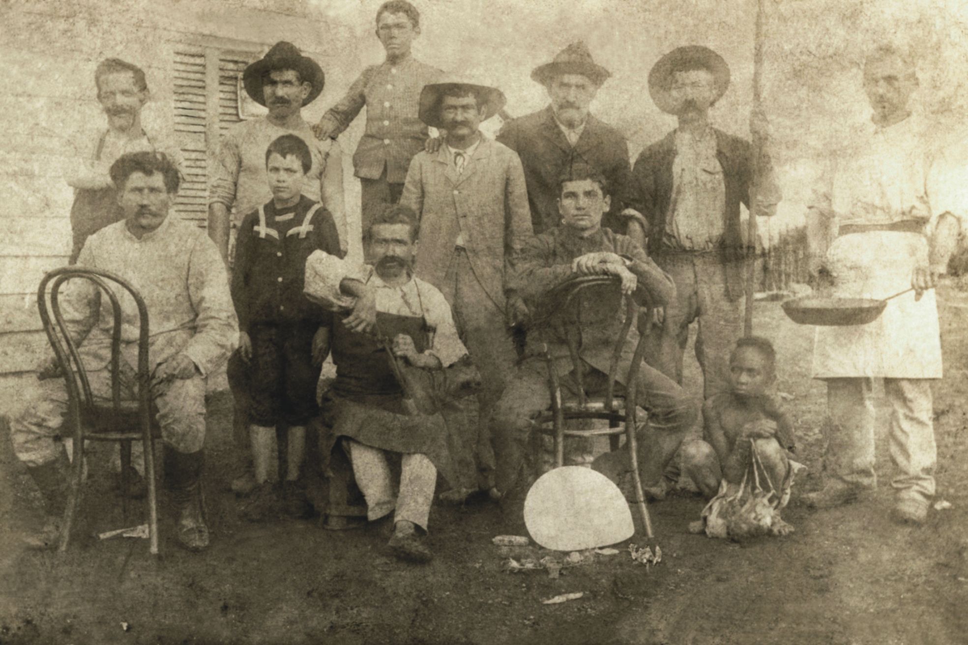 Mohamed (au centre, debout), mon grand-père, est le seul fils d'Abdelkader ben Cherfia. Il s'est établi à Farino, où il a épousé Joséphine Henry en 1912. Ils ont largement participé à faire des Abdelkader une grande famille puisqu'ils ont eu douze enfants