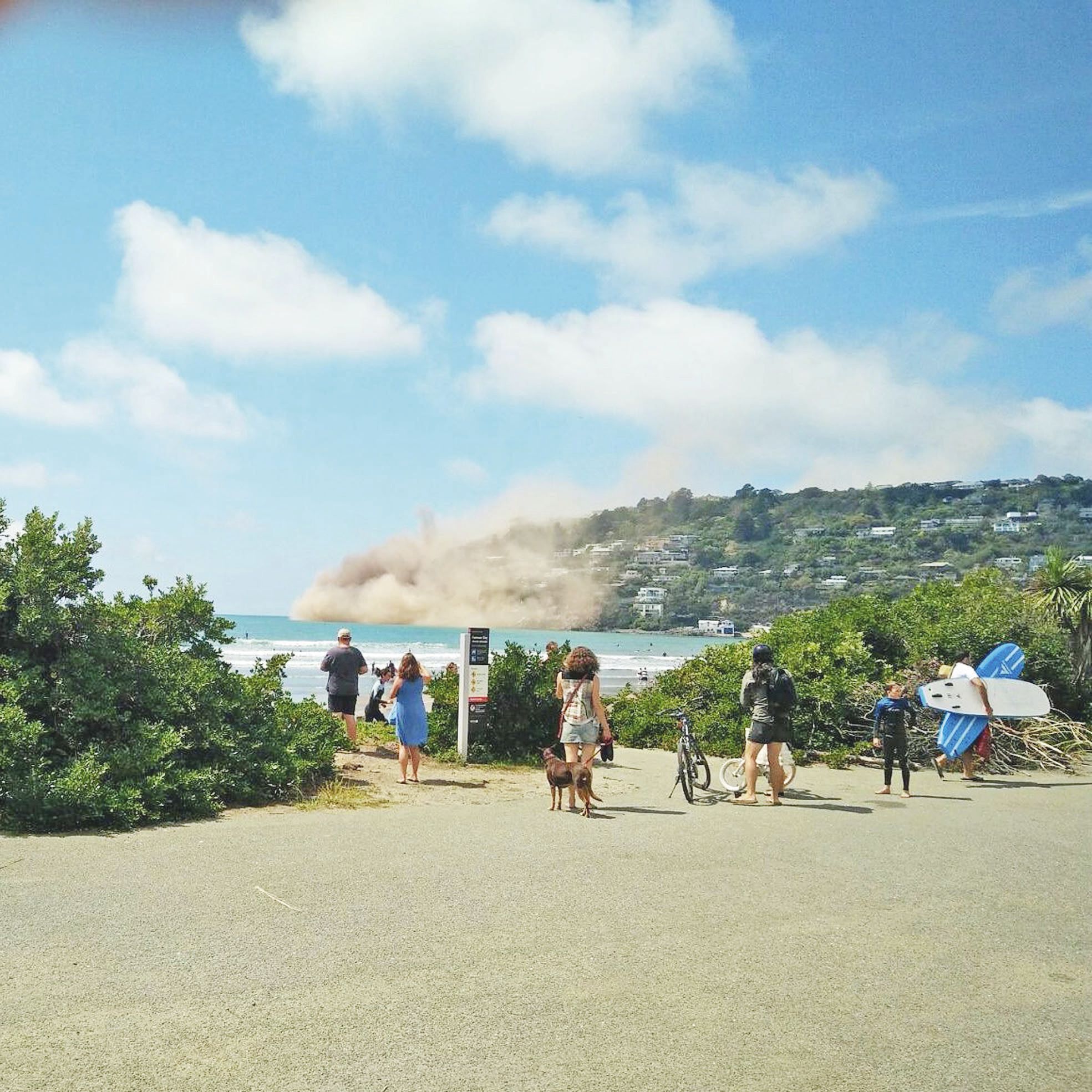 Plage de Summer, le 14 février. Le bout de la promenade avant (en médaillon) et pendant le séisme de dimanche.  L'épicentre de ce dernier est situé à 17 kilomètres à l'est de la ville et à une profondeur d'environ huit kilomètres.