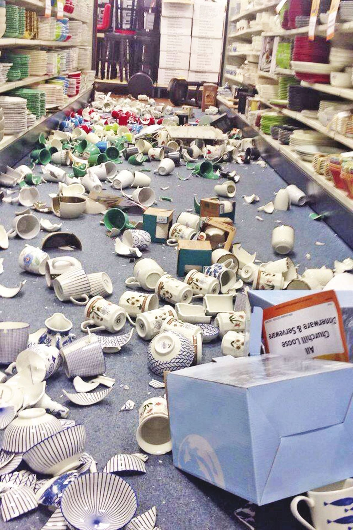 Dans un magasin  de vaisselle.