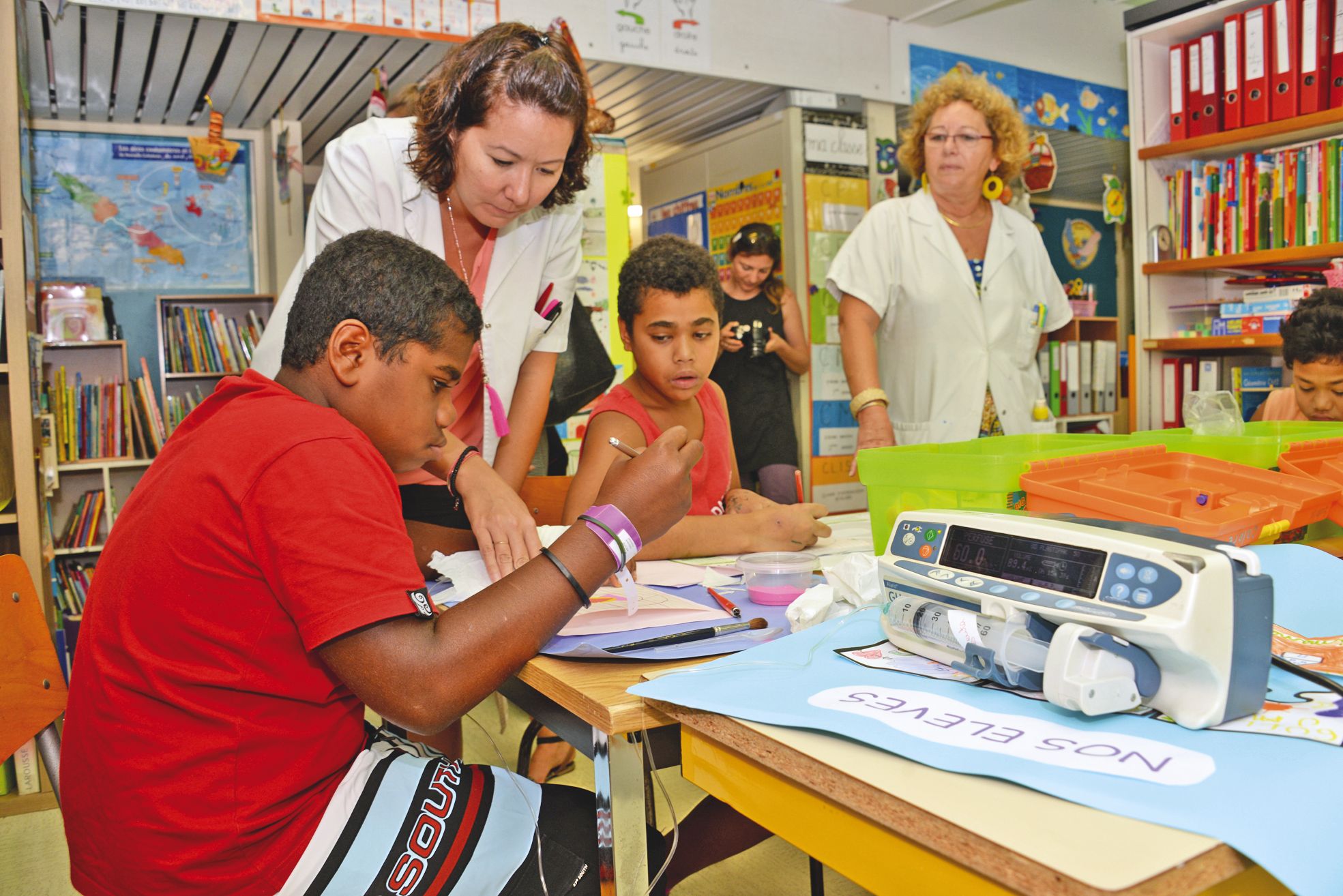 Au CHT de Magenta, à Gaston-Bourret ou dans les chambres… L'école s'exporte. L'équipe prépare des cartables pour les enfants qui sont évasanés. « Les parents ont autre chose à penser à ce moment-là », précise Patricia.