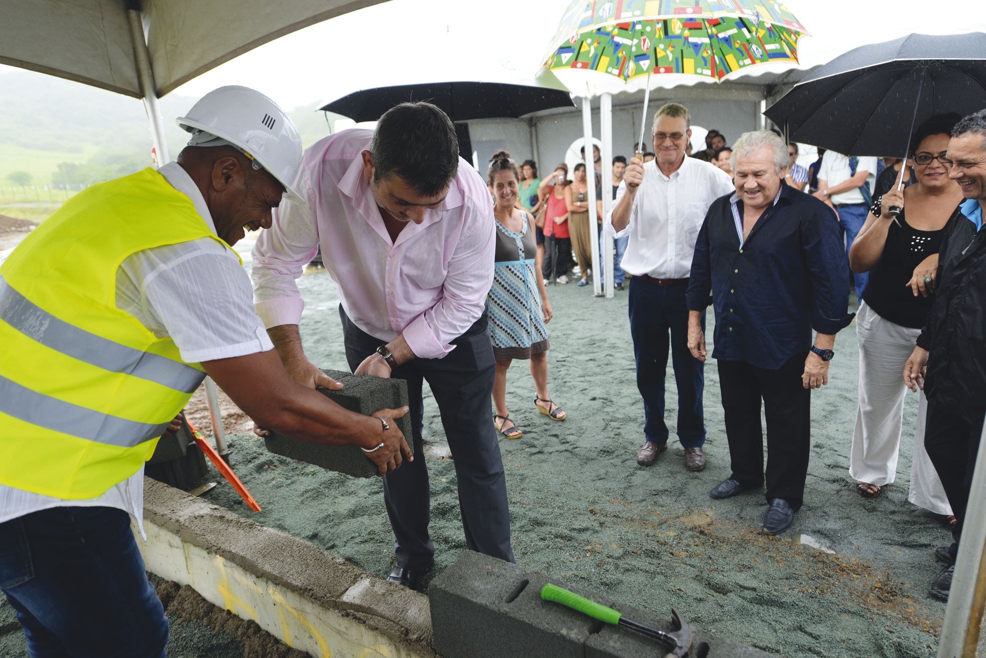 Philippe Germain pose, après le grand chef Clément Païta et le maire de la commune Harold Martin,  une des « premières pierres » du laboratoire de la Nouvelle-Calédonie.