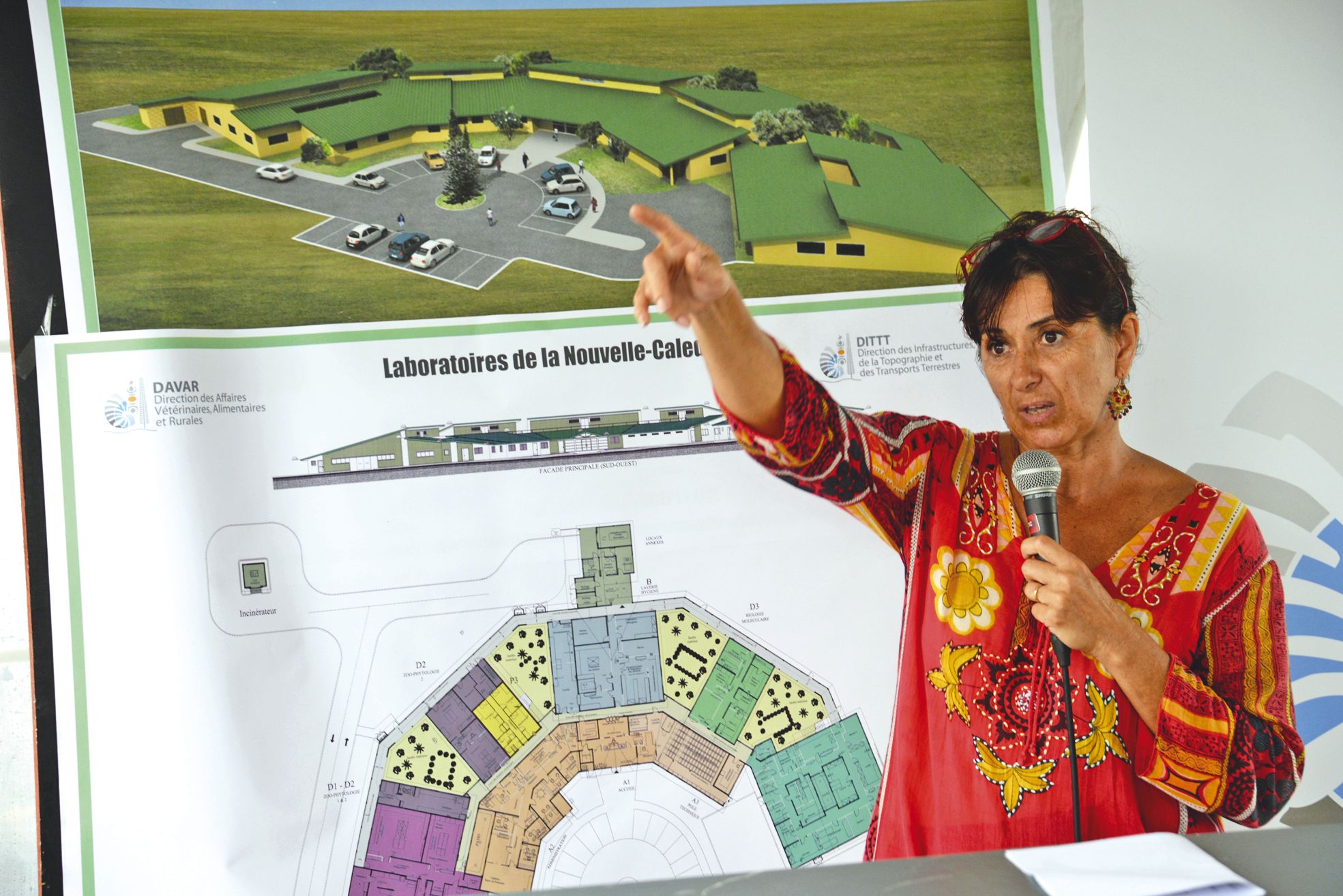 L'architecte Agnès Gabet-Jezequel présente les plans du projet.