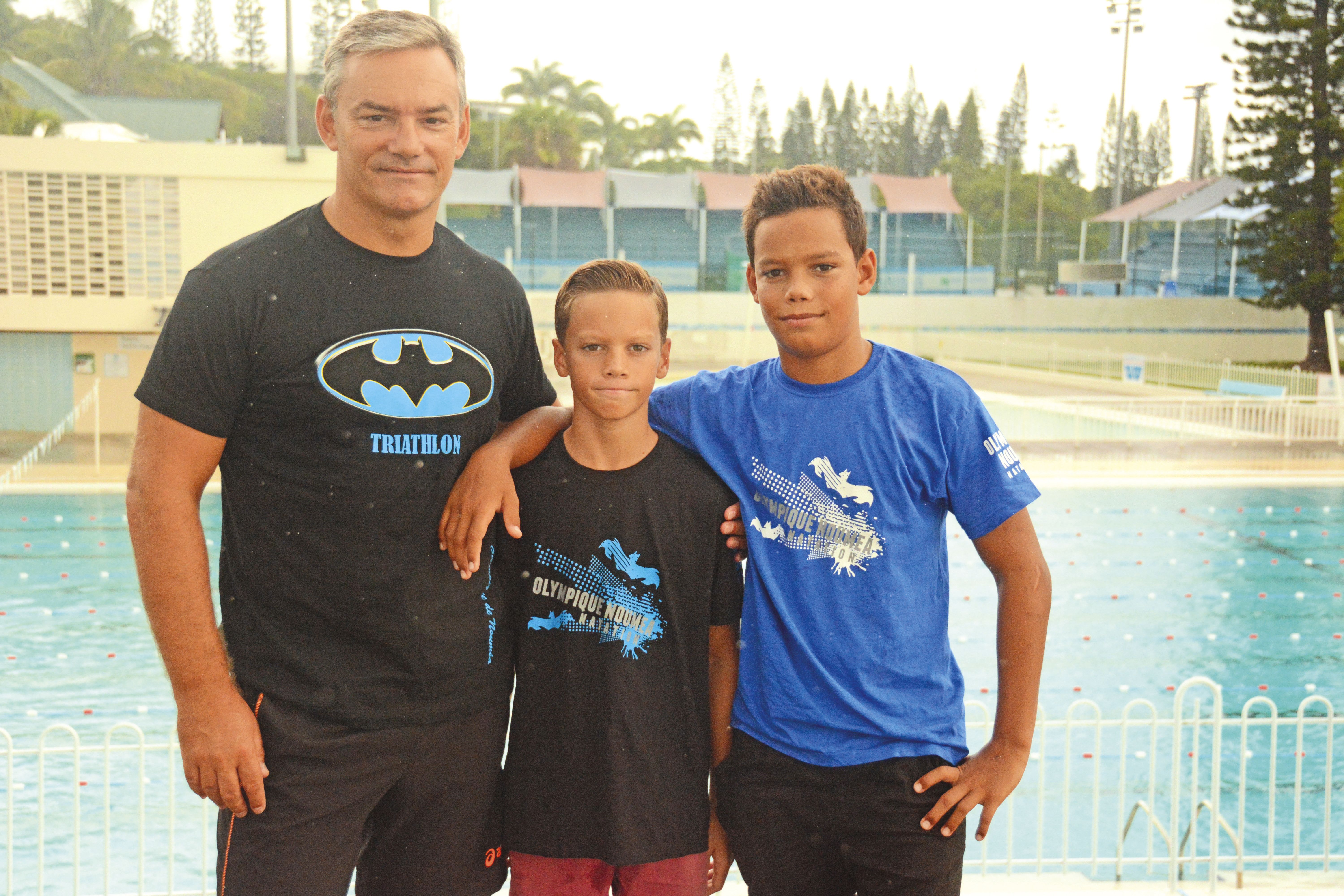 Nouméa, 18 février. Eric et ses deux fils Baptiste (au centre) et Hugo participeront demain à la Traversée de l'île aux Canards.
