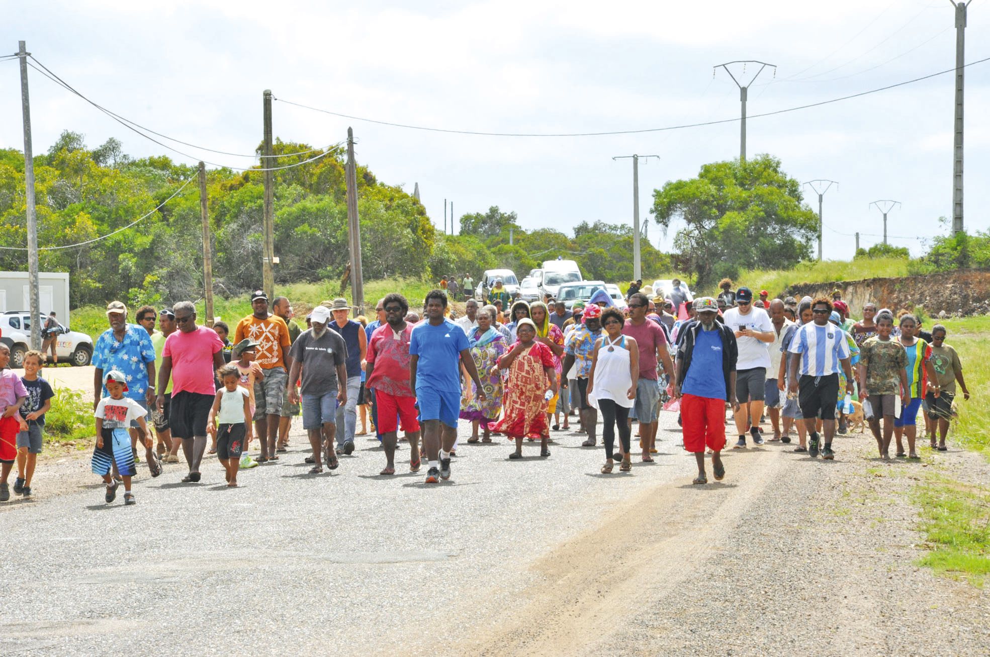 Dans la marche, des citoyens, mais aussi les enfants et les enseignants des établissements scolaires, les coutumiers, les élus, le personnel municipal et celui du dispensaire.
