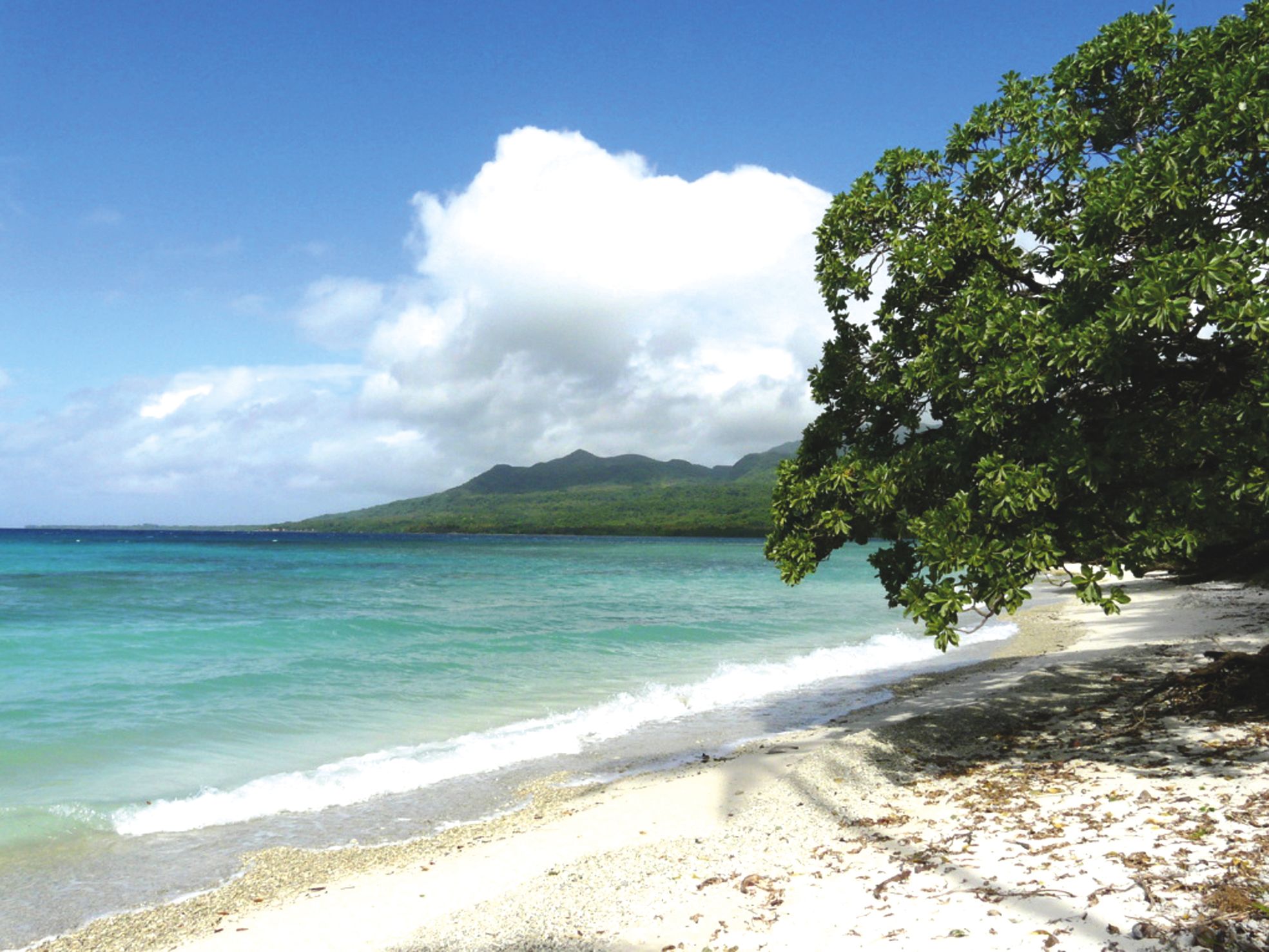 Une plage du nord d'Efate. Les actions du projet Resccue associent étroitement les populations locales.