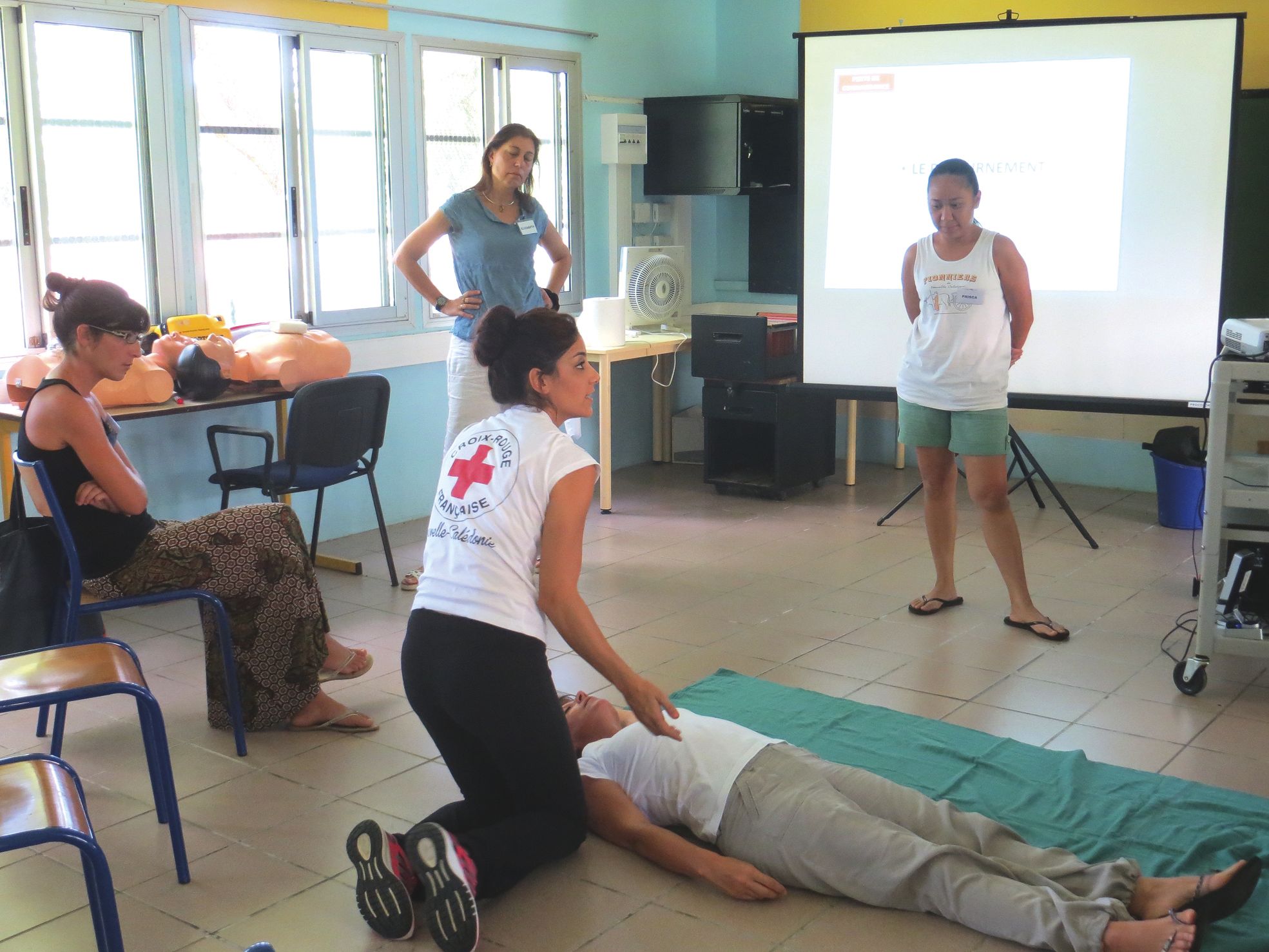 Koné, jeudi 25 février. Six candidats ont participé à une formation aux premiers secours PSC 1, organisée  par la Croix-Rouge, dans la salle de classe de l'ancienne école des Flamboyants.