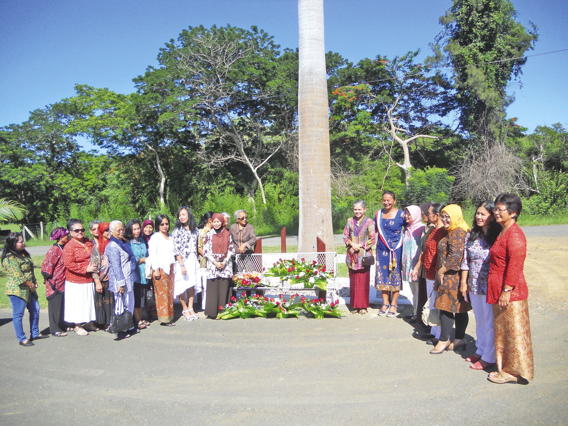 La Foa, samedi 27 février. Les femmes indonésiennes se sont réunies près de la stèle commémorative pour marquer le 120e anniversaire de l'arrivée de la communauté dans le pays.