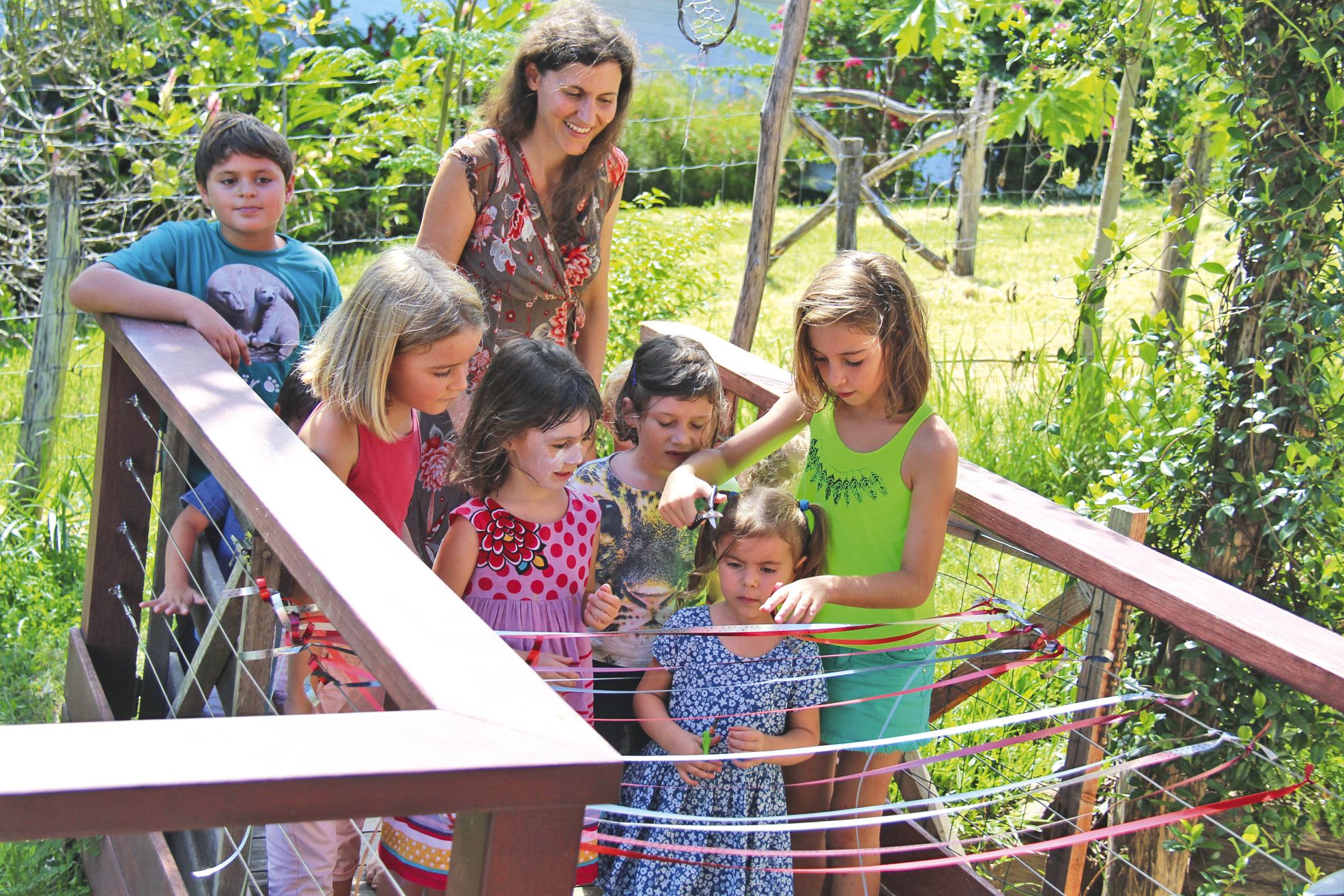 Dumbéa, mardi 1er mars. Munis de ciseaux, les enfants ont coupé eux-mêmes des rubans pour inaugurer leur nouvelle école, route de la Couvelée, sous le regard de Bertille Quintard, cofondatrice de l'établissement.