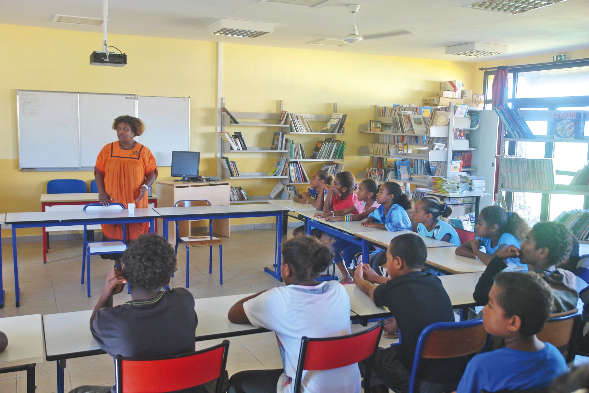 Collège de Tadine, le mardi 1er mars. Les élèves de 6e écoutent attentivement l'intervention de Hnassil Dreborah.