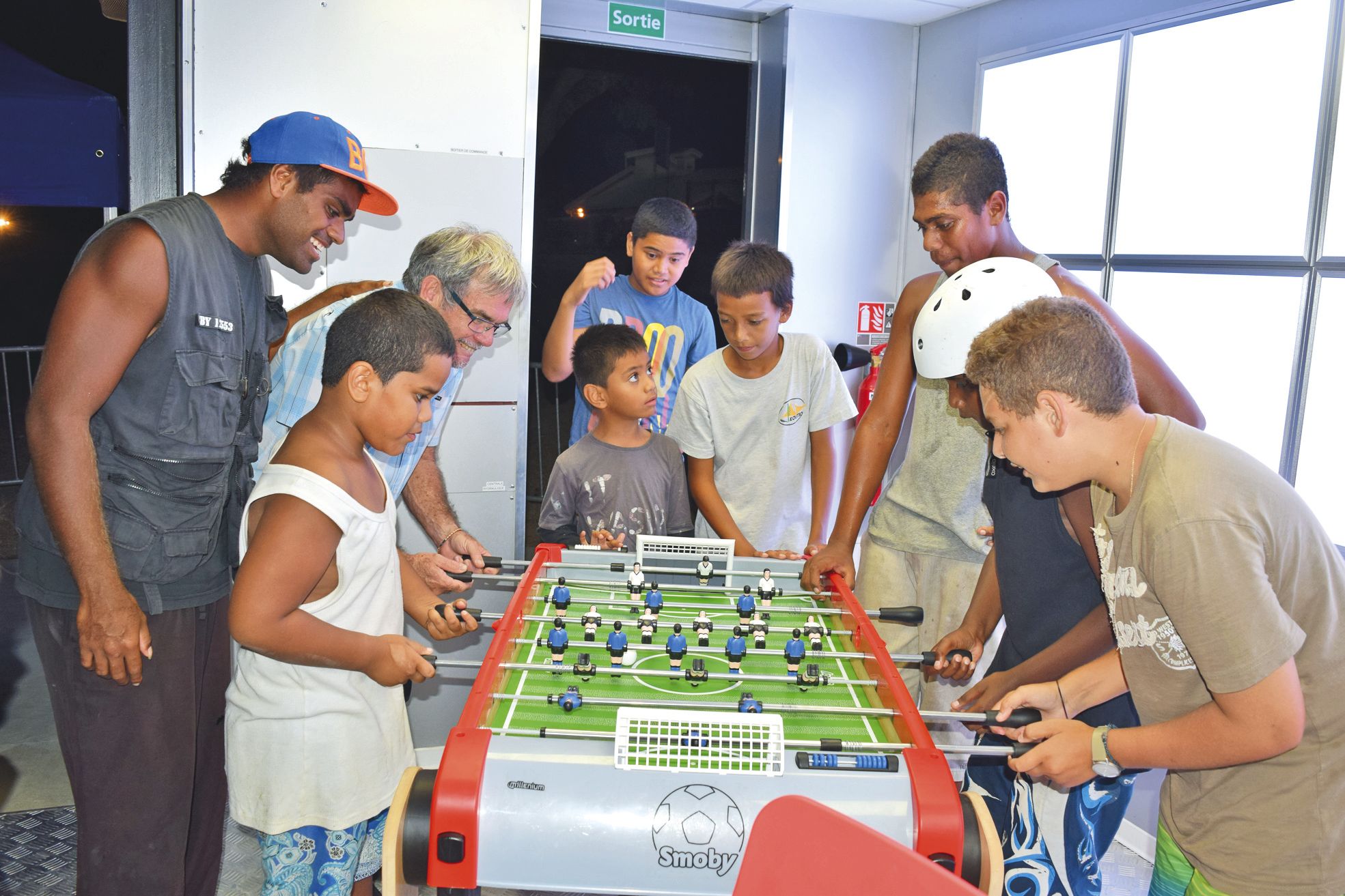 Parc du Croissant vert, le mercredi 2 mars. Dès l'ouverture des modules, les adolescents se sont emparés du baby-foot. Pourtant plus si jeune, le maire, Georges Naturel, n'était pas le dernier à « balayer » avec les autres joueurs. 