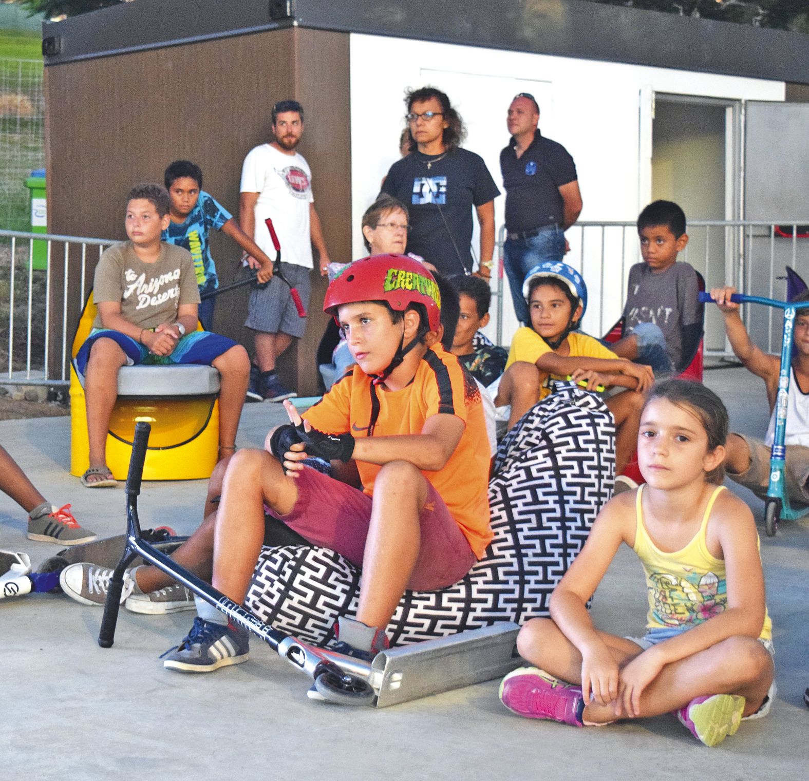 Les jeunes ont profité des poufs et des fauteuils de l'esplanade pour écouter les prestations des artistes. 