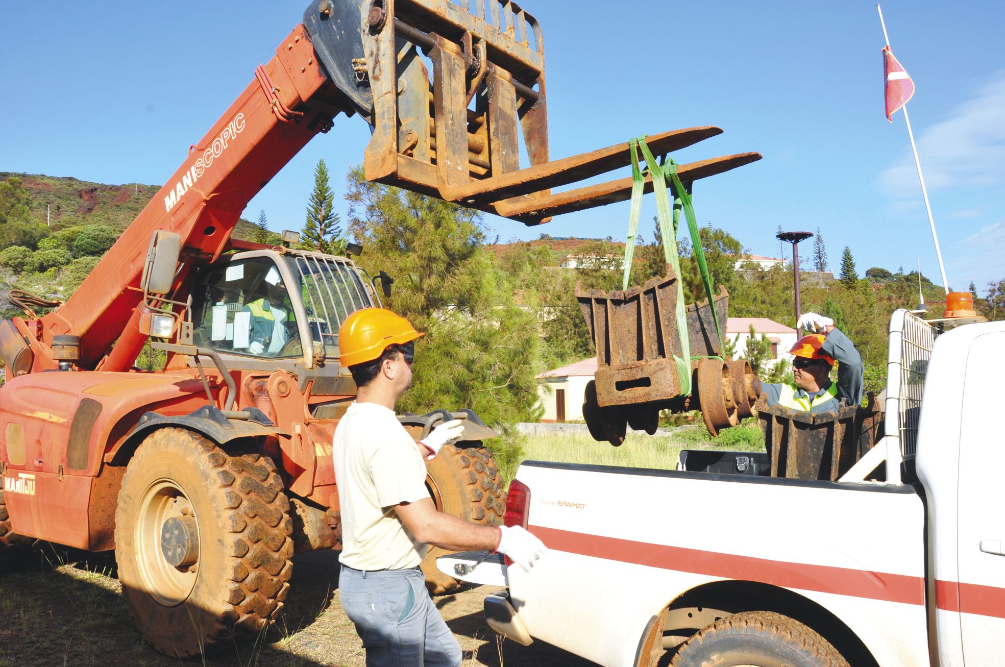 Mercredi 2 mars. Les employés du centre minier SLN de Tiébaghi ont procédé à la manutention et à l'embarquement  de matériel ferroviaire, prêt concédé par l'ASPMHNC à l'association Trainc, qui sera acheminé au lycée Jules-Garnier.
