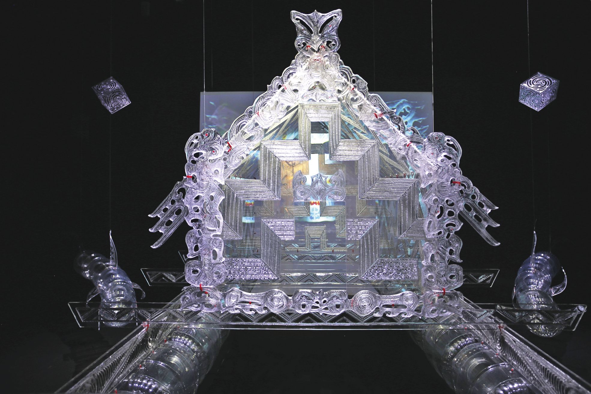 A partir du 9 août, l'exposition Bottled Ocean, de George Nuku, prendra ses quartiers  au centre. Elle est actuellement présentée en Nouvelle-Zélande.