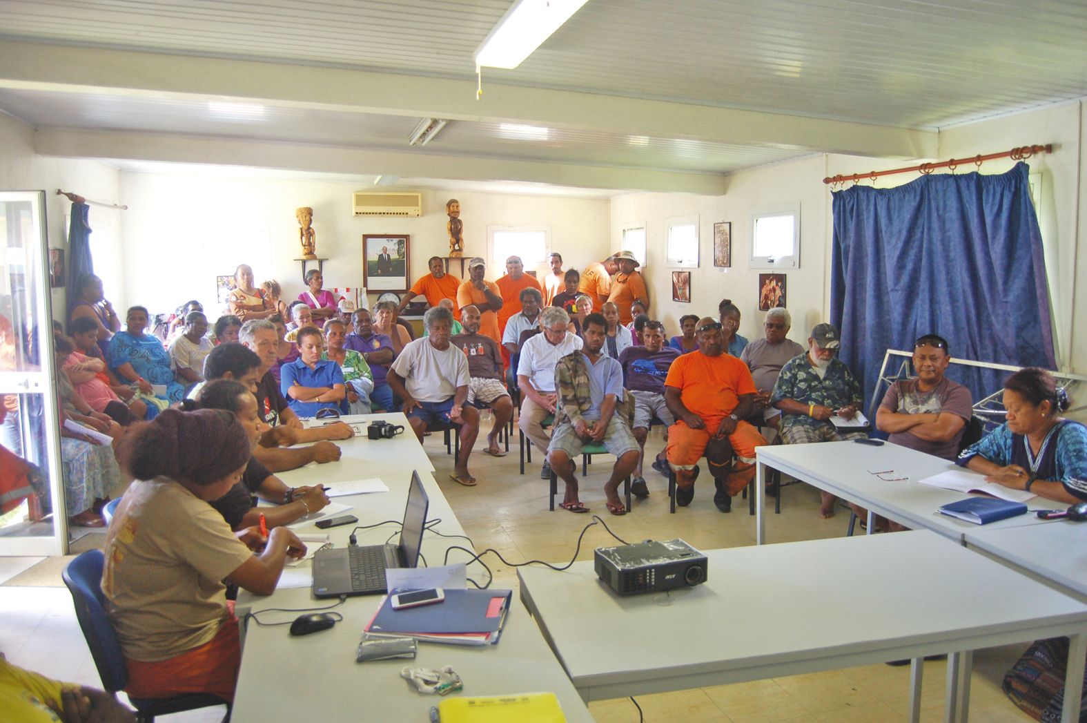 Salle du conseil municipal de Touho, le vendredi 4 mars. Les habitants ont répondu nombreux à l'invitation du maire,  le remerciant pour cette initiative.
