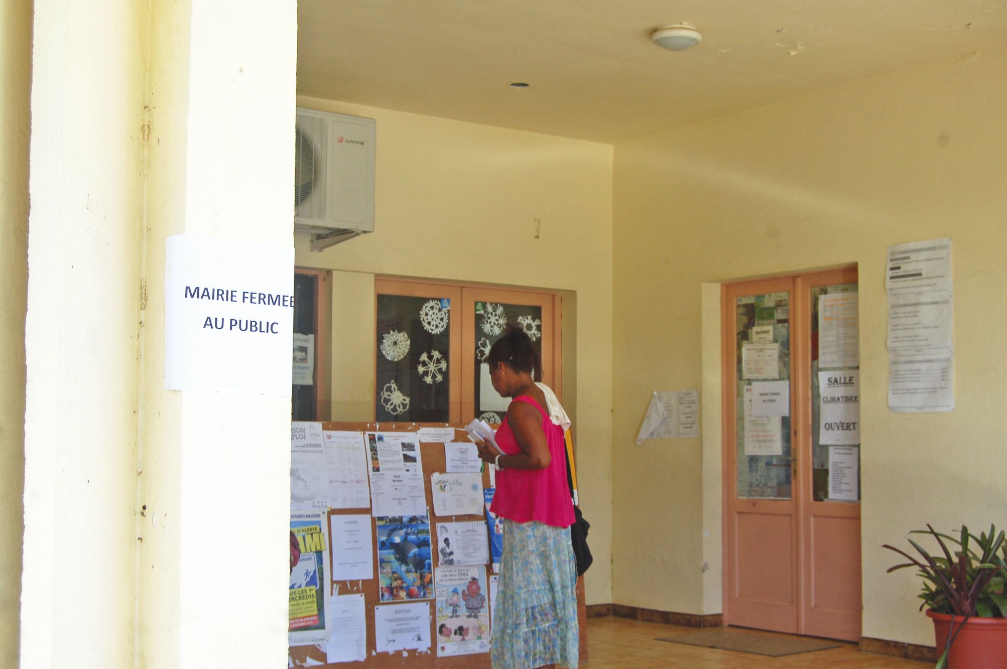 Deux affichettes disposées de part et d'autre de l'accès à la mairie indiquaient  sa fermeture au public durant toute la journée.