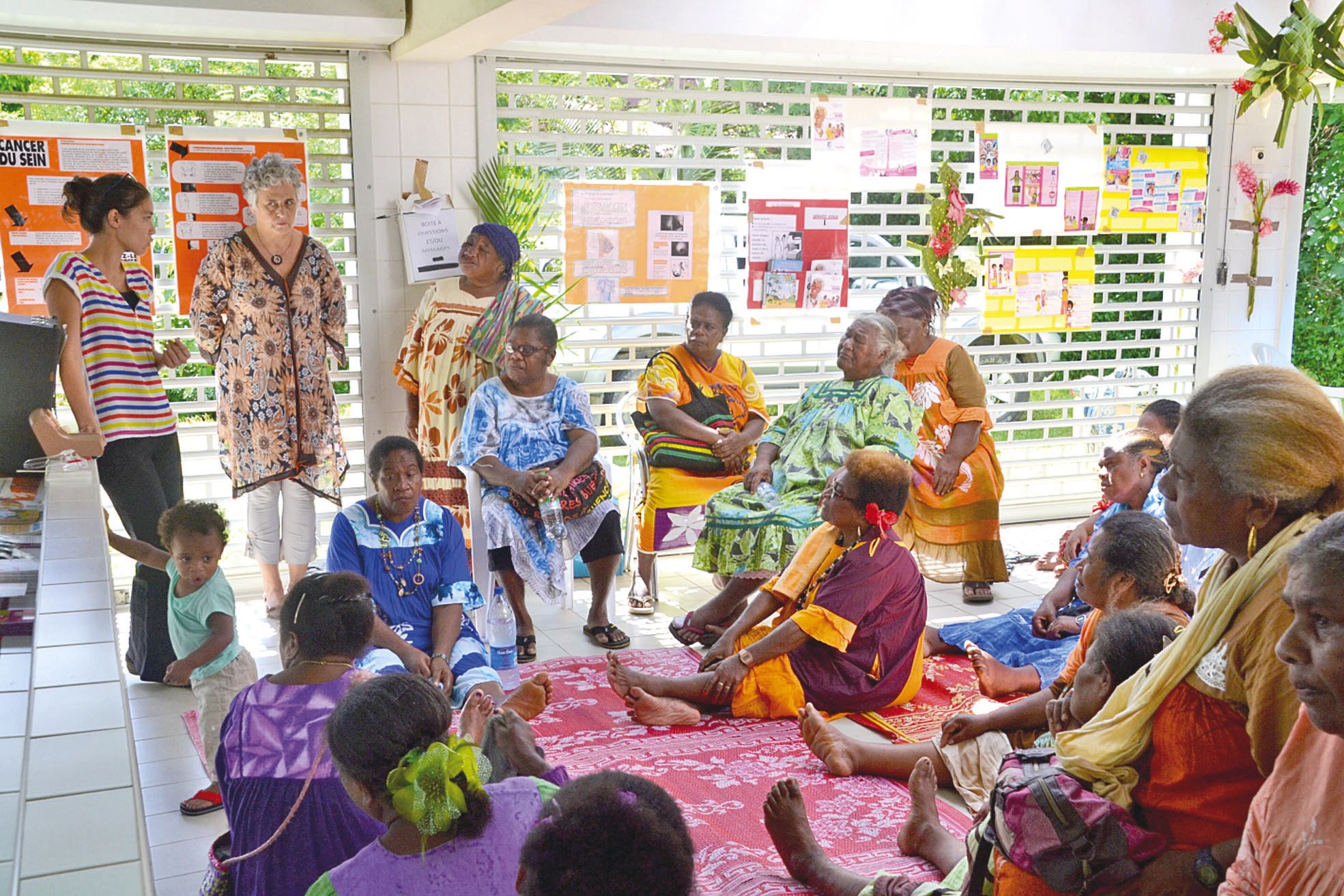 Mardi, au bâtiment du marché communal de Touho. L'atelier santé de la femme a été animé par Brigitte (debout de face) et la sage-femme du dispensaire (de profil).