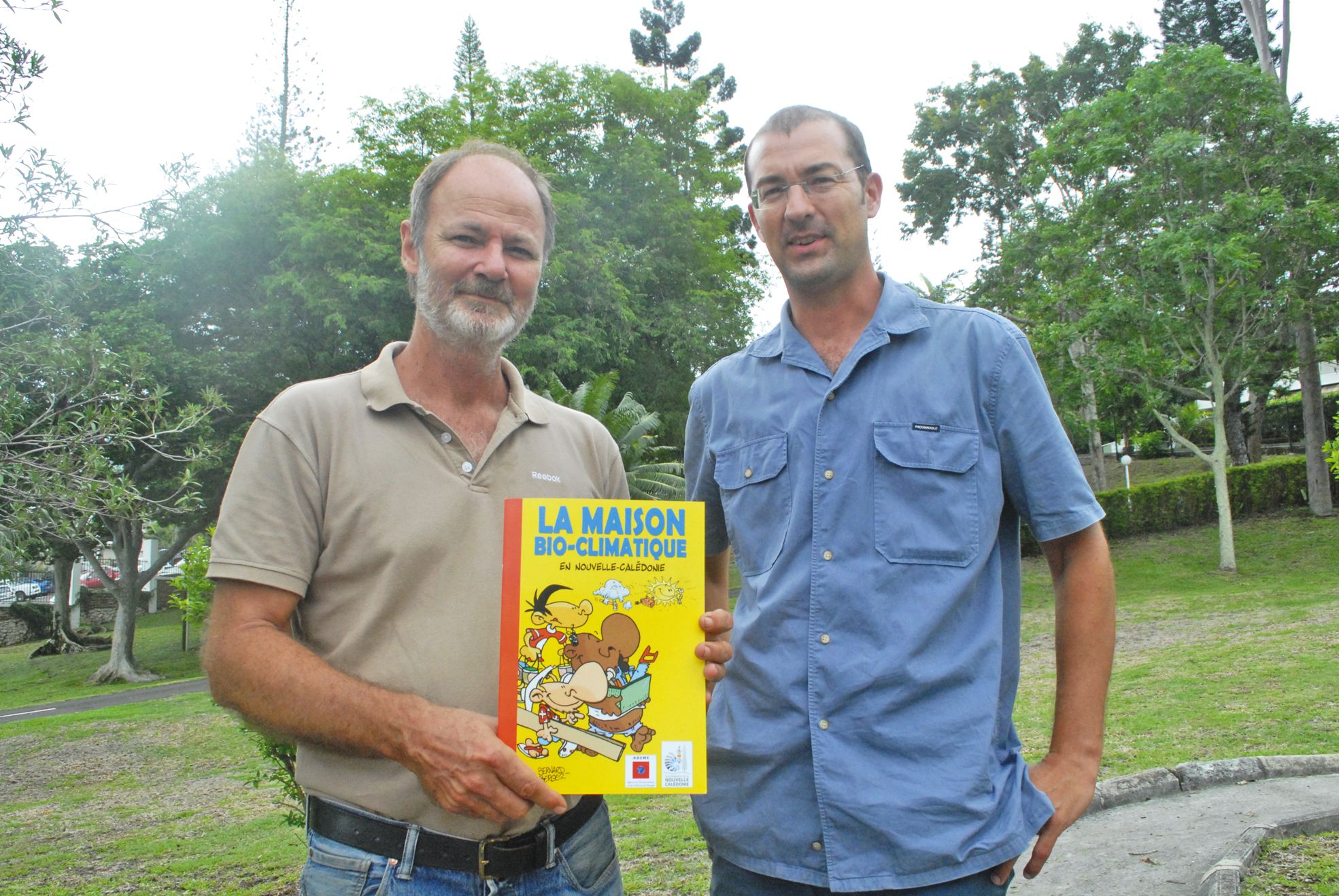 Le dessinateur Bernard Berger et le directeur de l'antenne calédonienne de l'Ademe, Camille Fabre.
