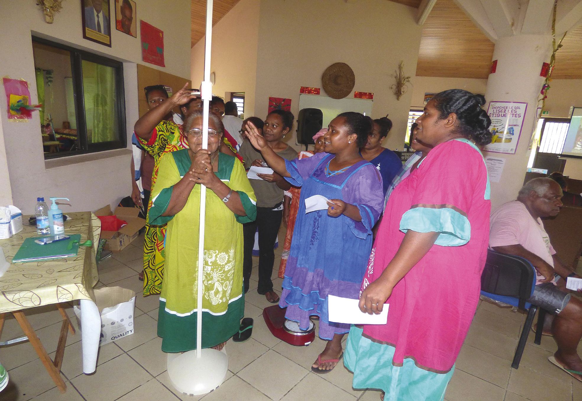 Waihmene, jeudi 10 mars. Les ateliers ont permis de calculer l'hypertension, mais aussi de se peser et de se mesurer. Toujours dans la bonne humeur.