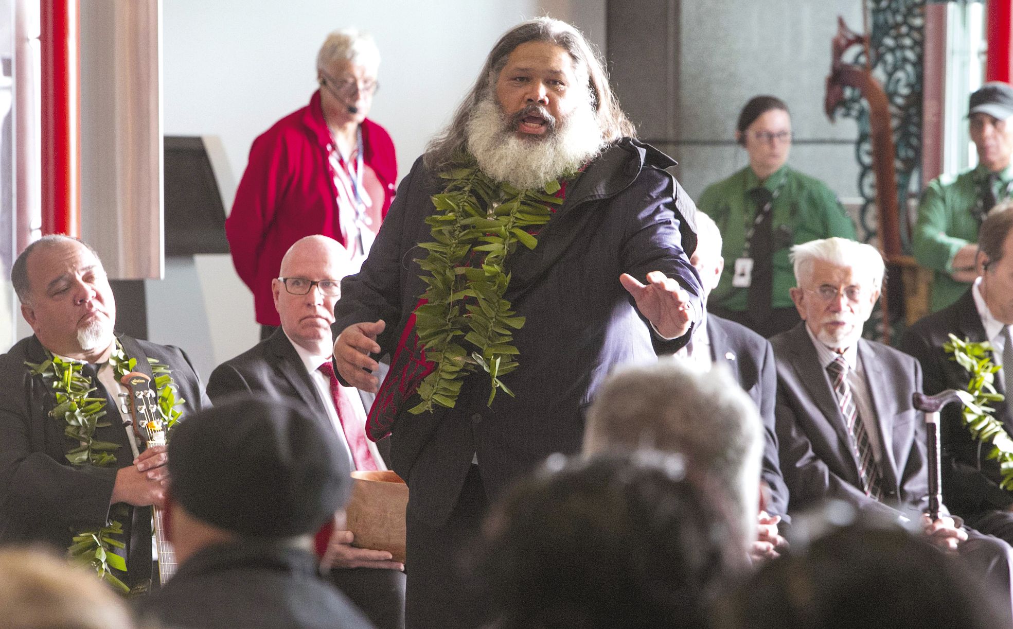 Pendant la cérémonie de passation.