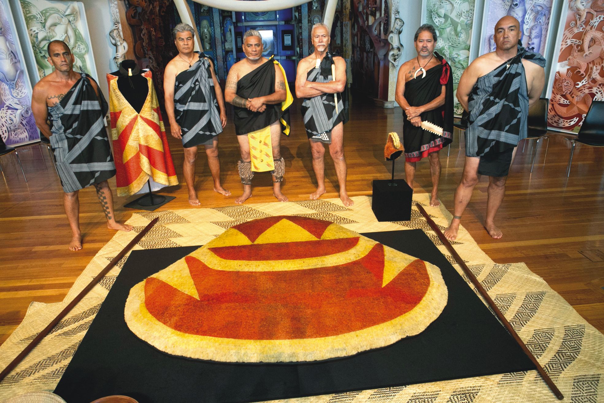 Musée Te Papa, le 11 mars. Les représentants hawaïens ont reçu ces pièces historiques  et précieuses. Elles seront conservées dix ans dans un musée de l'archipel américain.