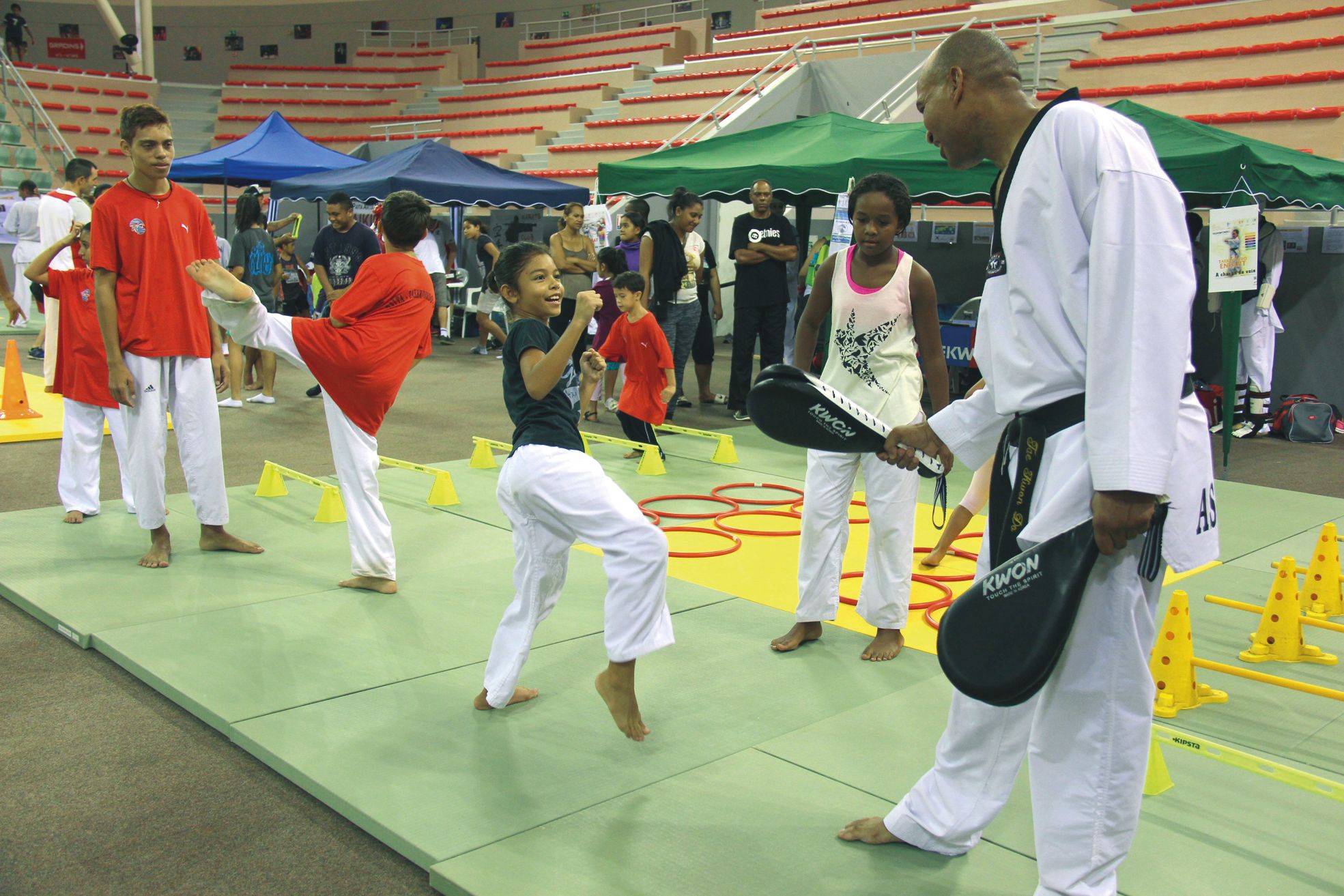 Païta, samedi 12 mars. Parmi les 2 000 visiteurs annoncés, c'est un public majoritairement jeune qui s'est essayé aux différentes disciplines présentées. Certains adhérents de clubs, comme ici au taekwondo, ont assuré le show.