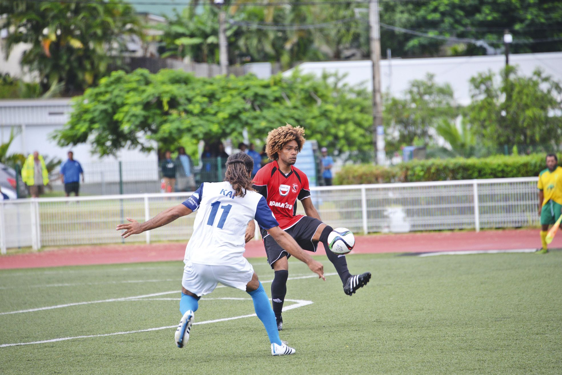 Boéwa, samedi. Comme lors de la dernière finale de Coupe de Calédonie, le duel entre Josef Tchacko (de face) et Betrand Kaï (de dos) a régalé les spectateurs.