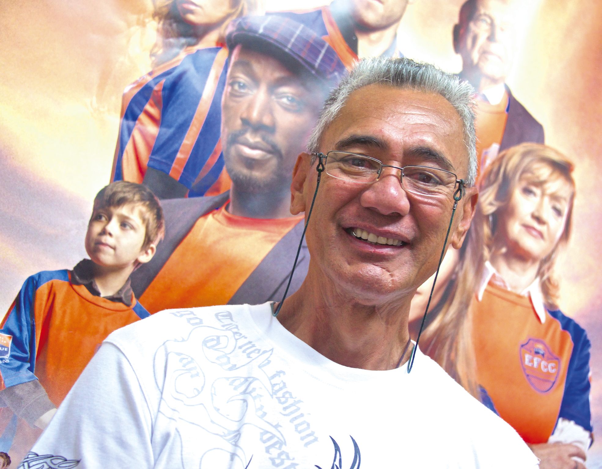 Félix posait hier matin, vendredi 18 mars, dans la maison de la Ligue contre le cancer à Nouméa. Derrière lui, l'affiche  de l'équipe de France contre le cancer, une équipe qu'il a rejointe après avoir bénéficié de son soutien.