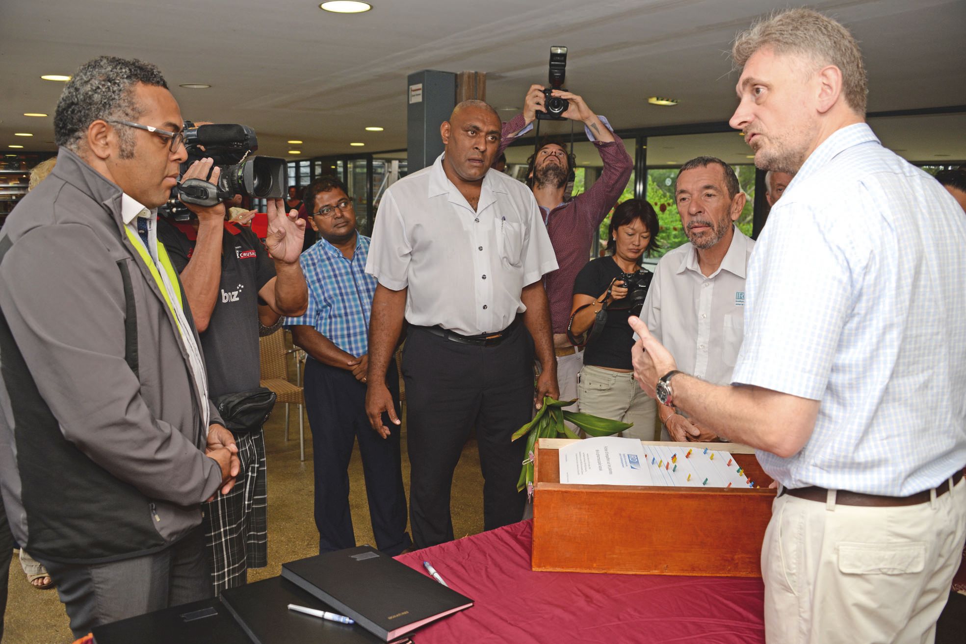 Nouméa, vendredi 18 mars. « Il faut que ce savoir sorte des tiroirs, qu'il soit connu et partagé », a souligné Jean-Marc Chataîgnier (à droite), directeur général délégué de l'IRD en mission sur le Caillou, lors de la remise des 1 171 fiches d'enquêtes et