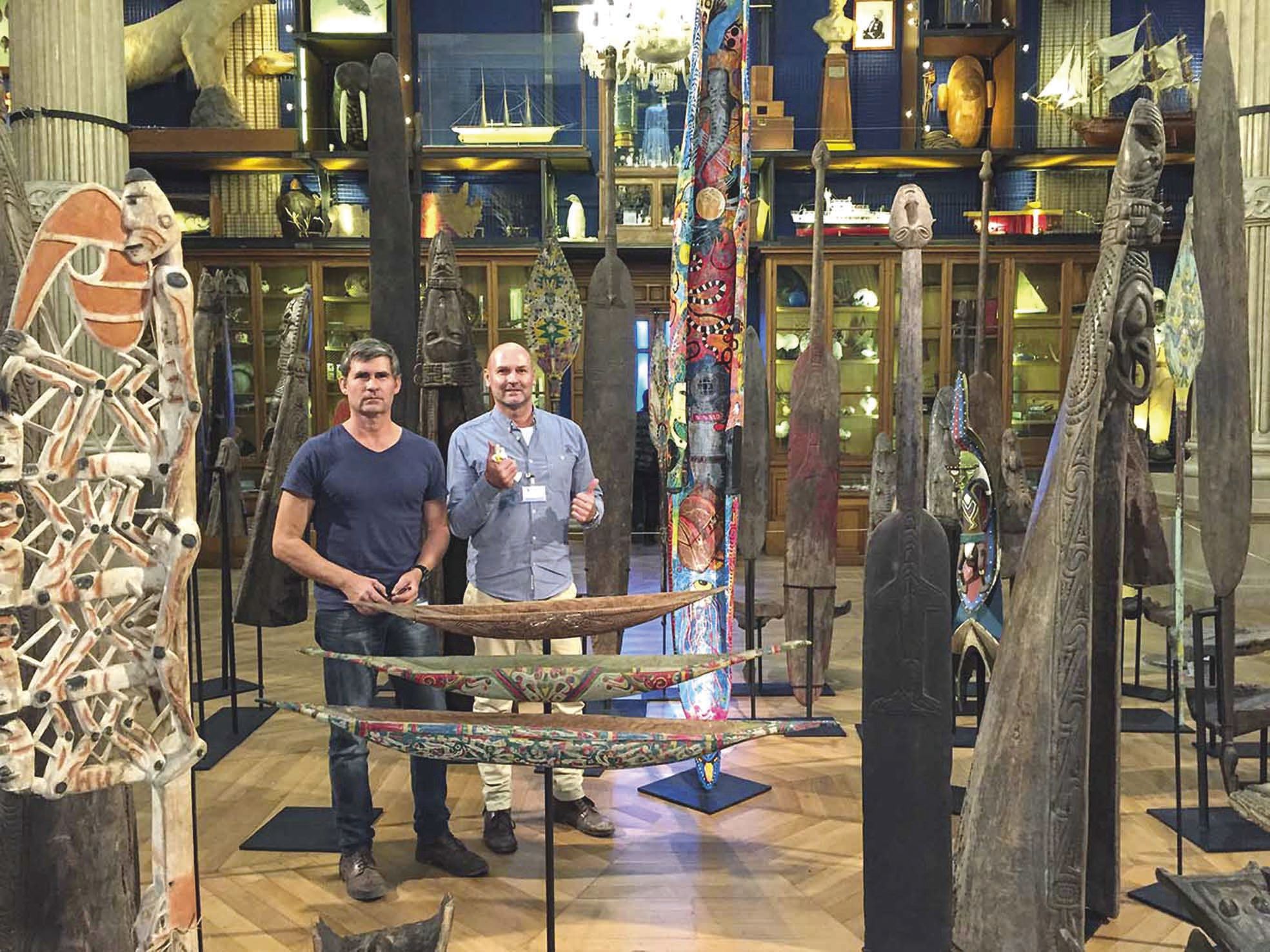 C'est aidé de son frère Gilles et de Christophe Hénin, du studio Pixels et Papillon,  que Didier Zanette (à droite) a positionné les pièces.