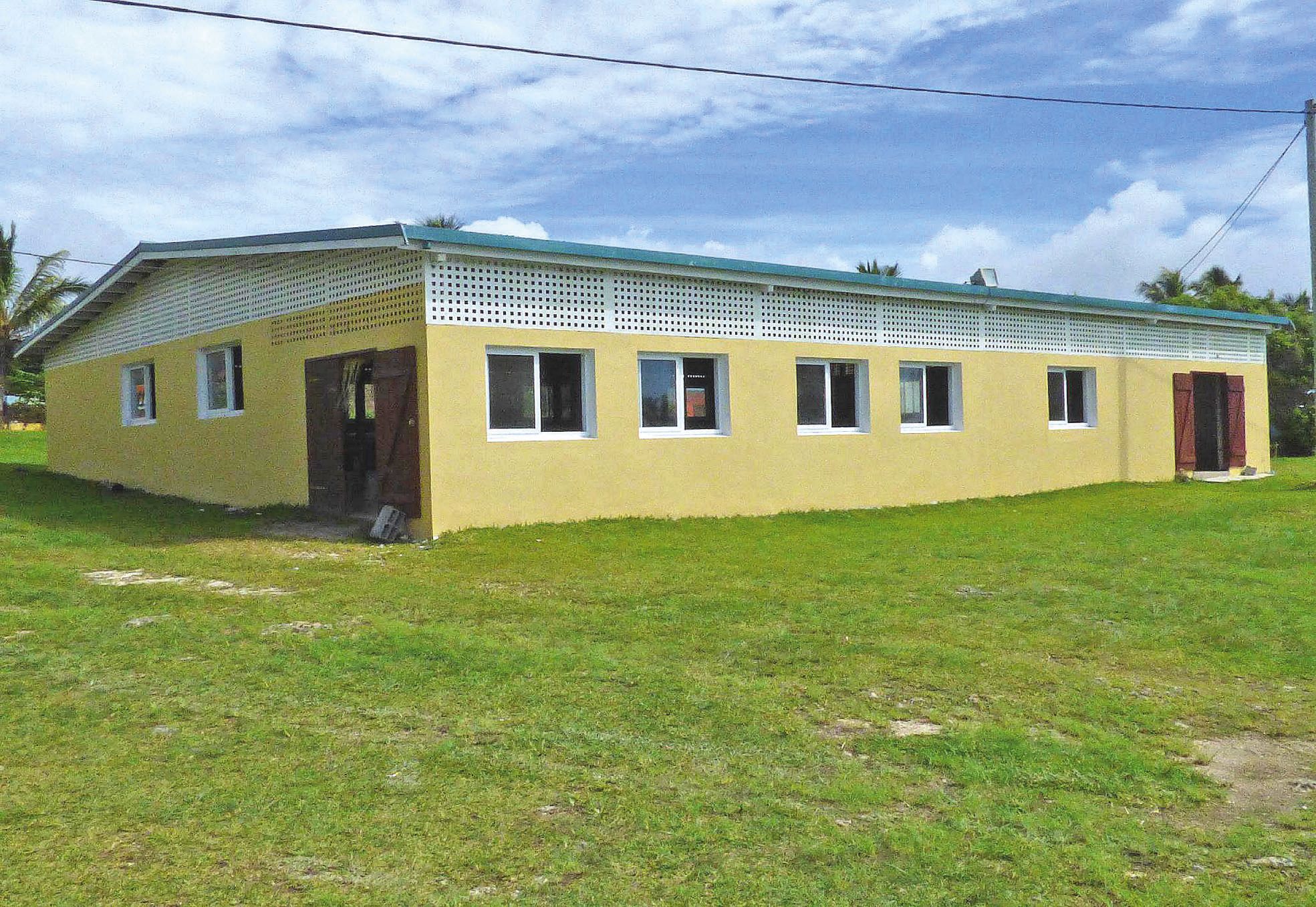 Les travaux de finition du préau ont concerné le bardage extérieur, les menuiseries et le carrelage.